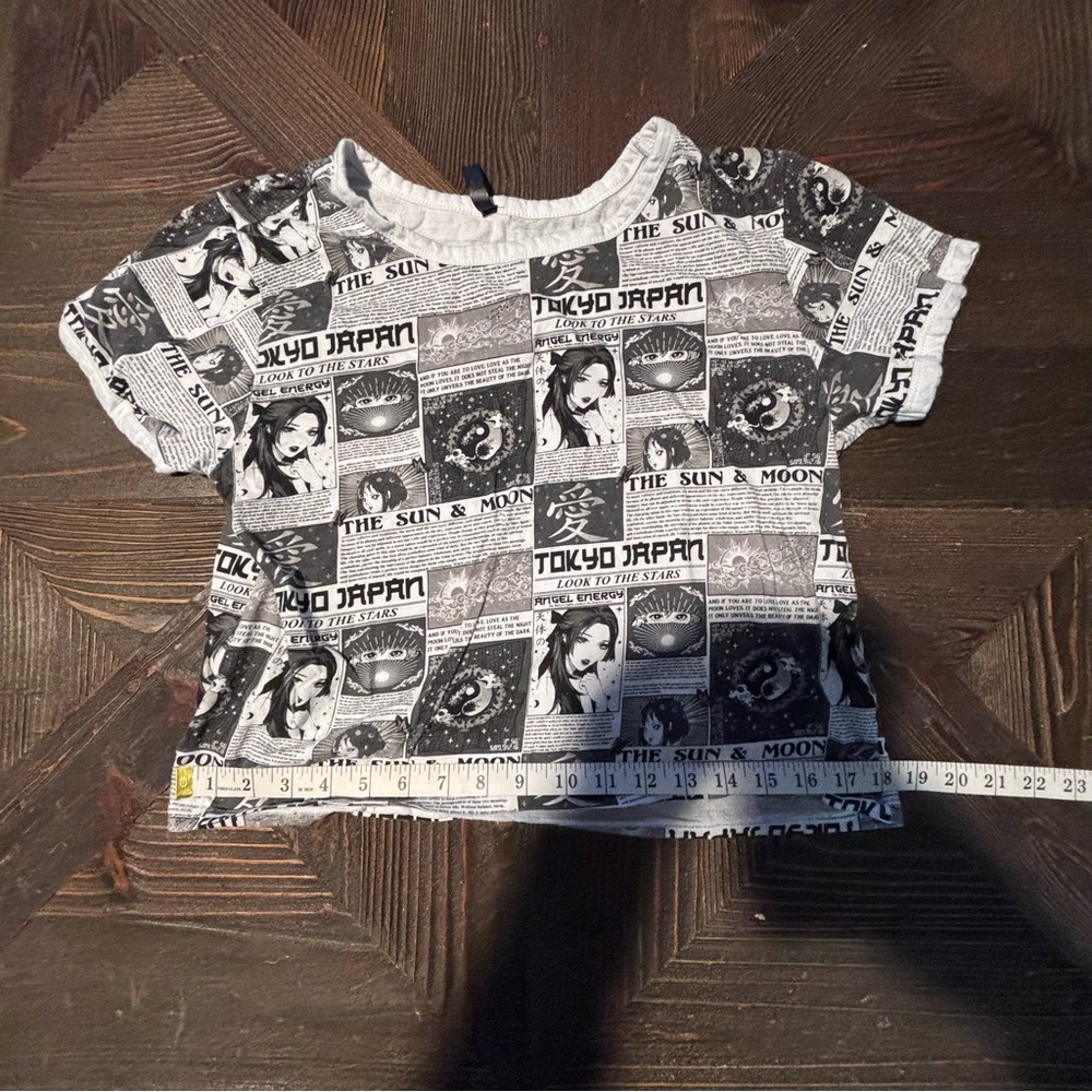 Electric Pink graphic tee Tokyo/Japan-Sun/Moon crop